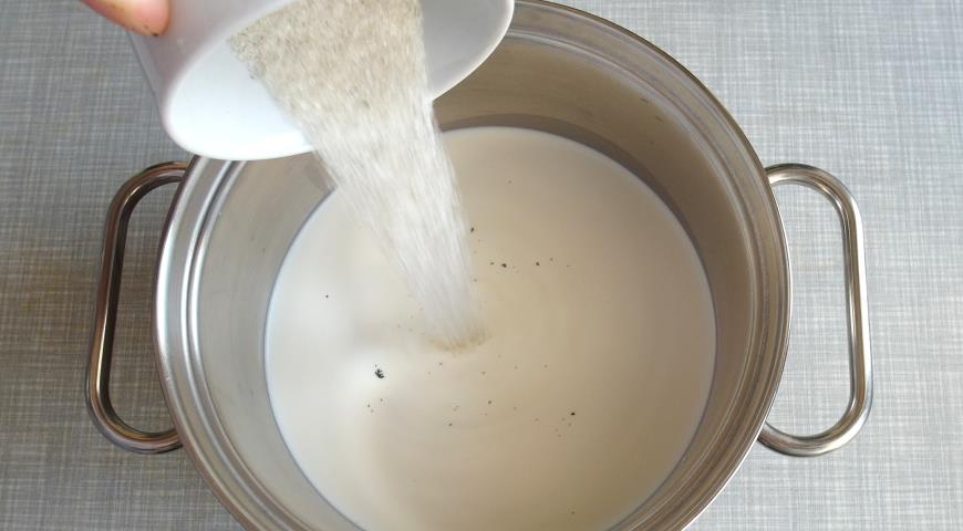 Добавляем сахар с семенами ванили в сливки для приготовления панна-котты