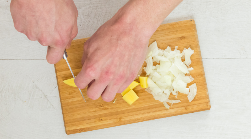 Фото приготовления рецепта: Быстрое рагу с капустой и картофелем, шаг №2