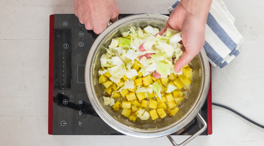 Фото приготовления рецепта: Быстрое рагу с капустой и картофелем, шаг №3