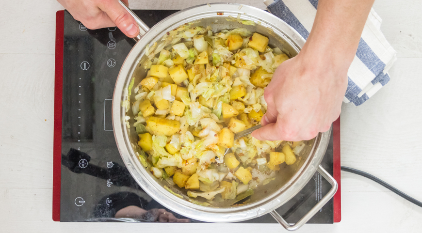 Фото приготовления рецепта: Быстрое рагу с капустой и картофелем, шаг №4
