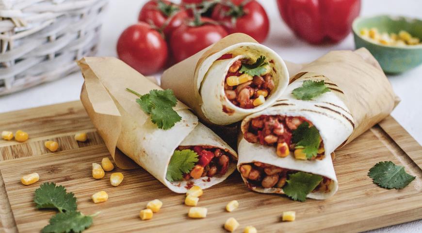 Вегетарианский буррито — мексиканский ролл из тортильи с авокадо, фасолью и  кукурузой, пошаговый рецепт с фото
