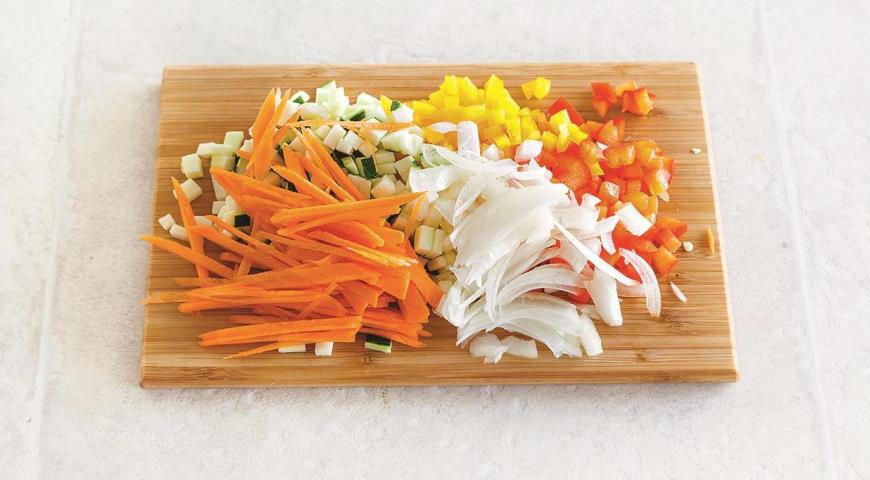 Фото приготовления рецепта: Булгур с овощами и грибами на сковороде, шаг №2