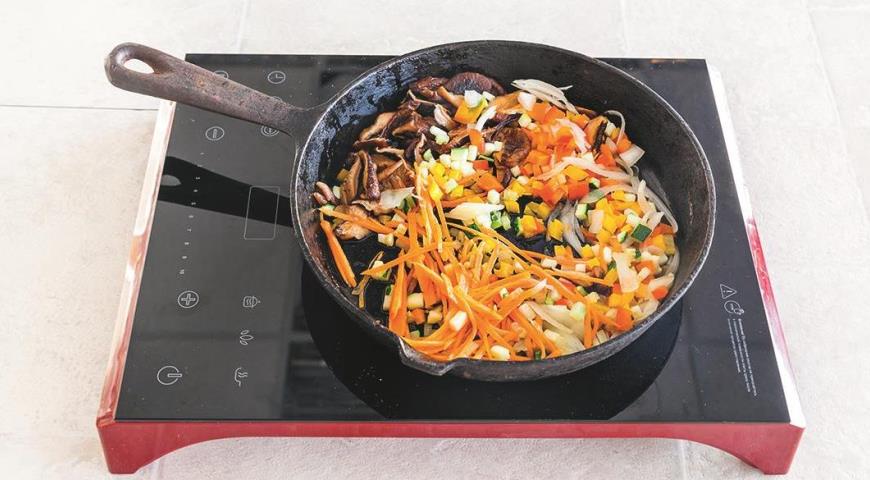 Фото приготовления рецепта: Булгур с овощами и грибами на сковороде, шаг №3