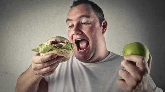 Дым и жир: доказано, что курильщики едят более калорийную пищу