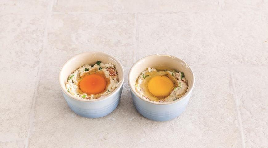 Фото приготовления рецепта: Маффины с беконом и яйцом для завтрака, шаг №6