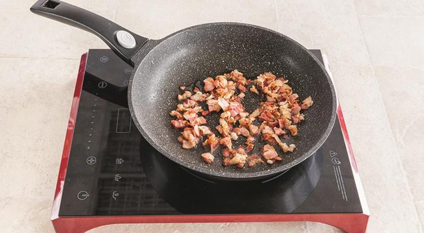 Фото приготовления рецепта: Маффины с беконом и яйцом для завтрака, шаг №2