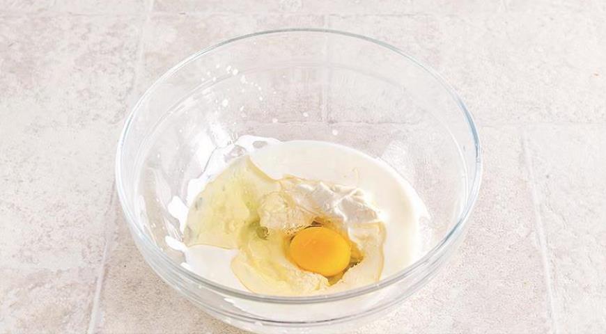 Фото приготовления рецепта: Маффины с беконом и яйцом для завтрака, шаг №4