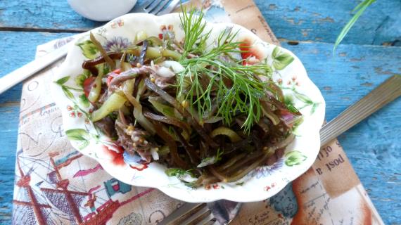 Салат с отварной говядиной и морской капустой