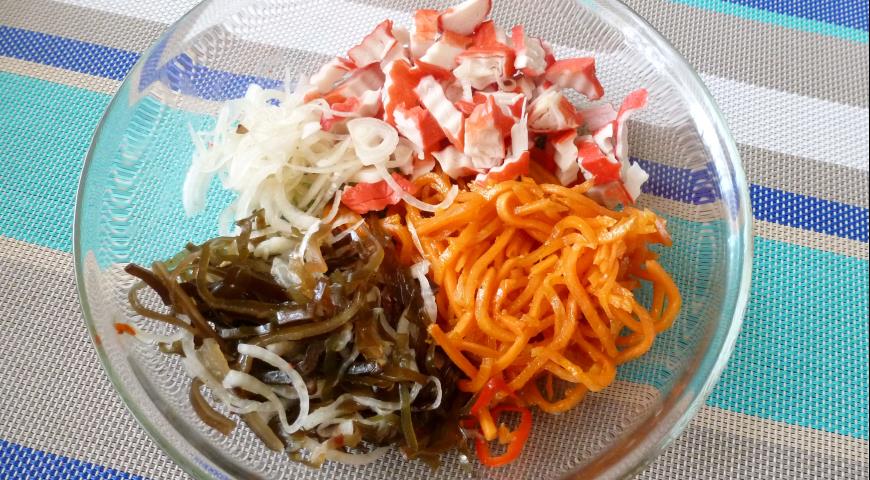 Салат с корейской морковью, сыром и крабовыми палочками