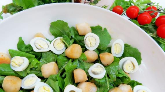 Салат с морскими гребешками и рукколой