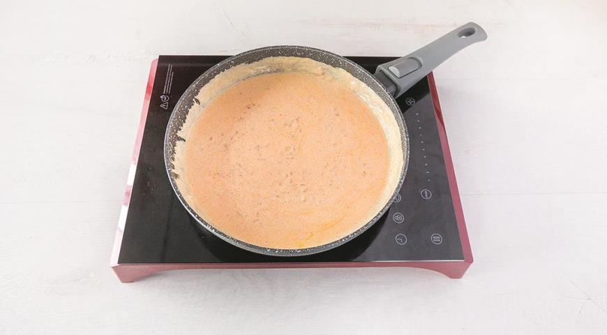 Фото приготовления рецепта: Курица со сметаной на сковороде, шаг №3