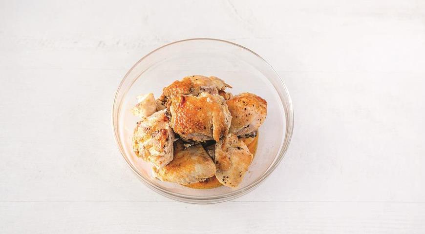 Фото приготовления рецепта: Курица со сметаной на сковороде, шаг №2