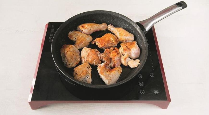 Фото приготовления рецепта: Курица со сметаной на сковороде, шаг №1