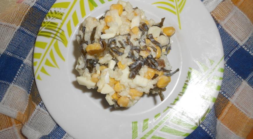 Салат с морской капустой, кукурузой и рисом