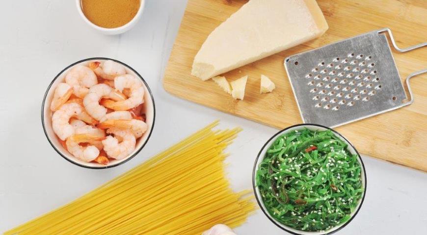 Подготавливаем все ингредиенты для спагетти с чукой