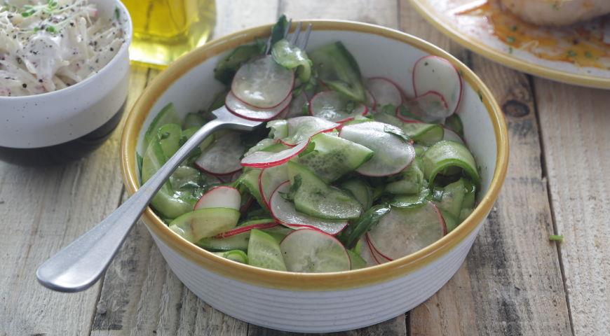 Хрустящий салат из подмаринованного редиса и огурцов