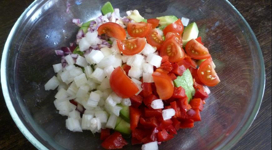 Овощной салат с креветками и авокадо. Шаг 3