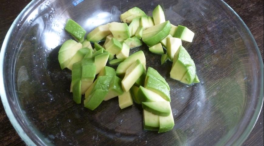 Овощной салат с креветками и авокадо. Шаг 1