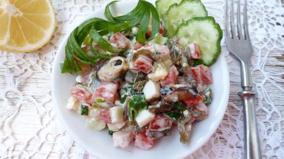 Овощной салат с морским коктейлем и морской капустой