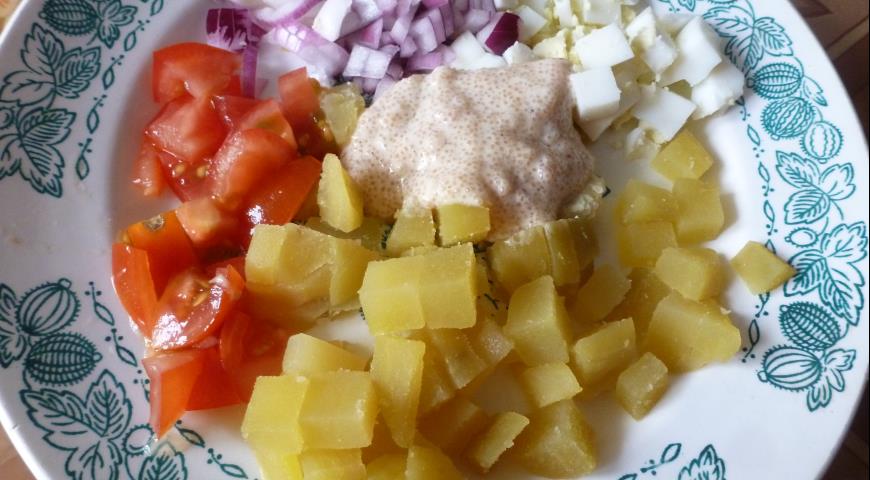 Нарезаем картофель и другие ингредиенты для салата