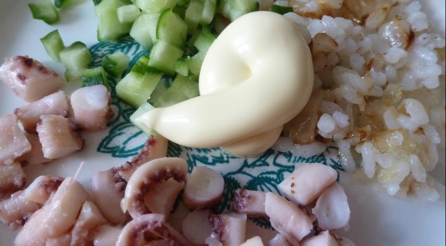 Фото приготовления рецепта: Помидоры, фаршированные рисом и осьминогами, шаг №3