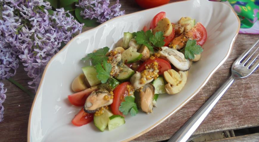 Готовый салат с мидиями, овощами и шампиньонами