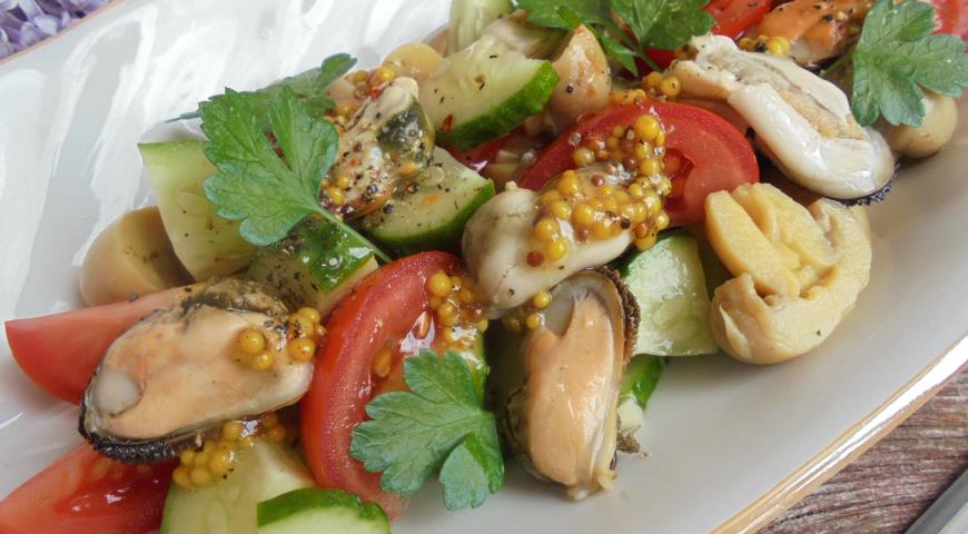 Готовим салат с мидиями, овощами и шампиньонами