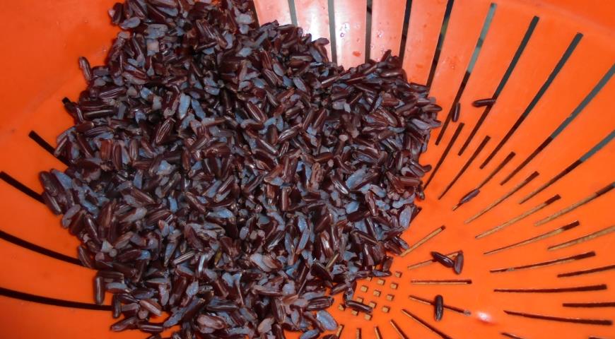 Отвариваем красный рис для салата с крабовыми палочками