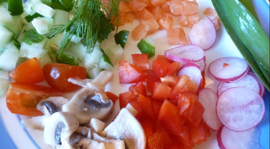Овощи и рыбу для салата нарезать кубиками, редис кружочками