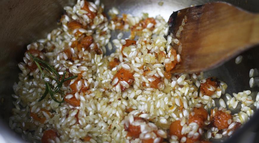 Обжариваем лук и рис с тыквой