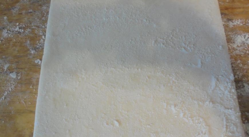 Разморозить слоеное тесто для пирога с морской капустой и яйцом