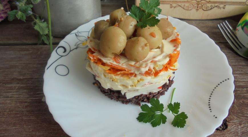 Готовый слоеный салат с крабовыми палочками и красным рисом