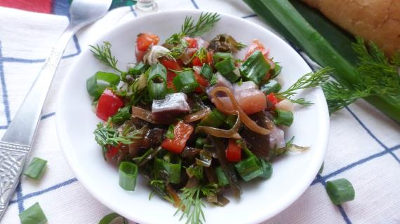 Закусочный салат из сельди с морской капустой