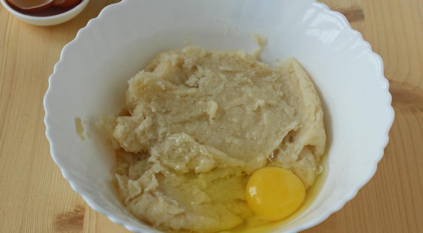 В заварное тесто добавляем яйцо