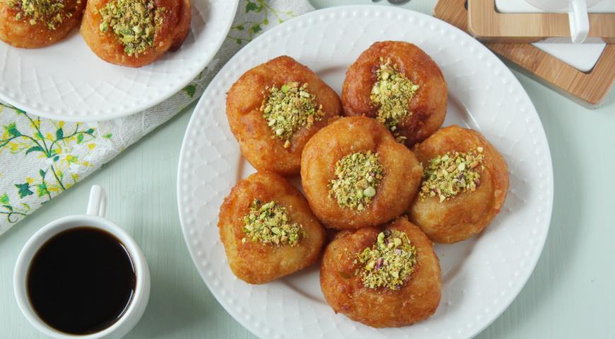 Перед подачей турецкие пончики «Дамский пупок» посыпаем орехами