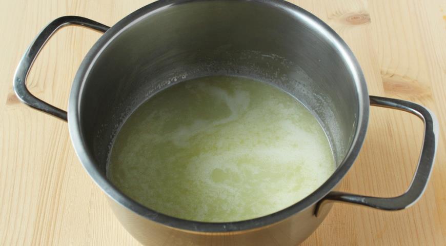 В кастрюлю наливаем воду, добавляем сливочное масло и щепотку соли