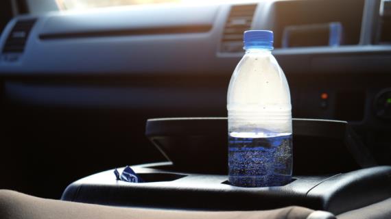 Оставлять воду в машине опасно