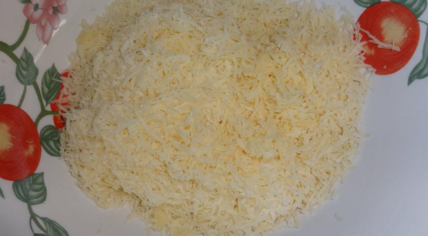 Сыр и чеснок трем на мелкой терке и посыпаем слои запеканки