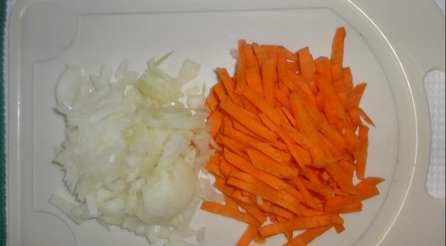 Нарезать очищенные лук и морковь для пирога