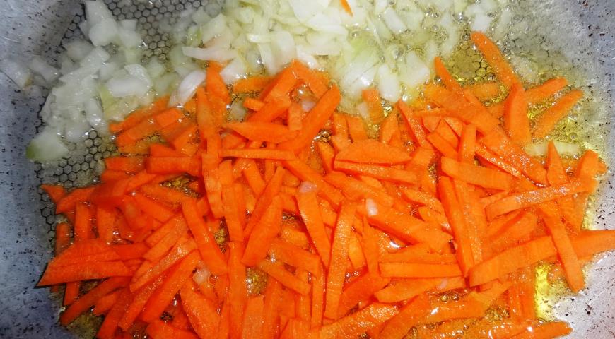 Обжарить лук и морковь на растительном масле
