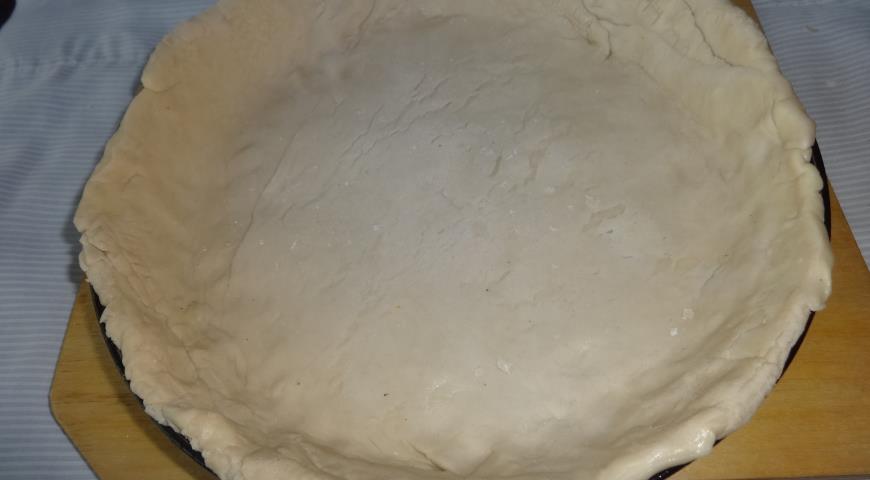 Раскатать тесто и выложить на форму, затем распределить начинку, накрыть ее второй частью теста, выпекать до готовности