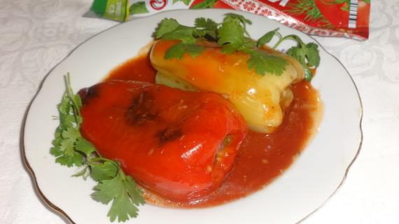 Перец с начинкой в томатно-чесночной  подливе