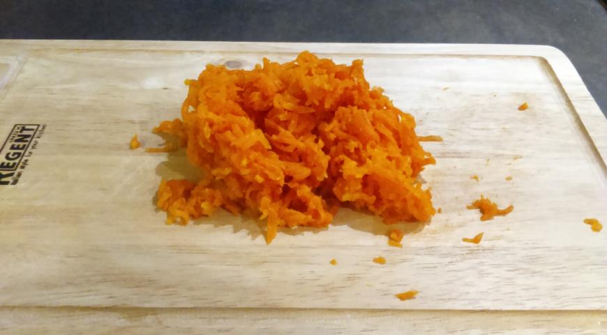 Отварить морковь и натереть на мелкой терке