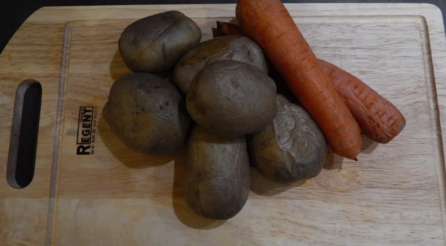Отварить картофель и морковь, затем очистить от кожуры