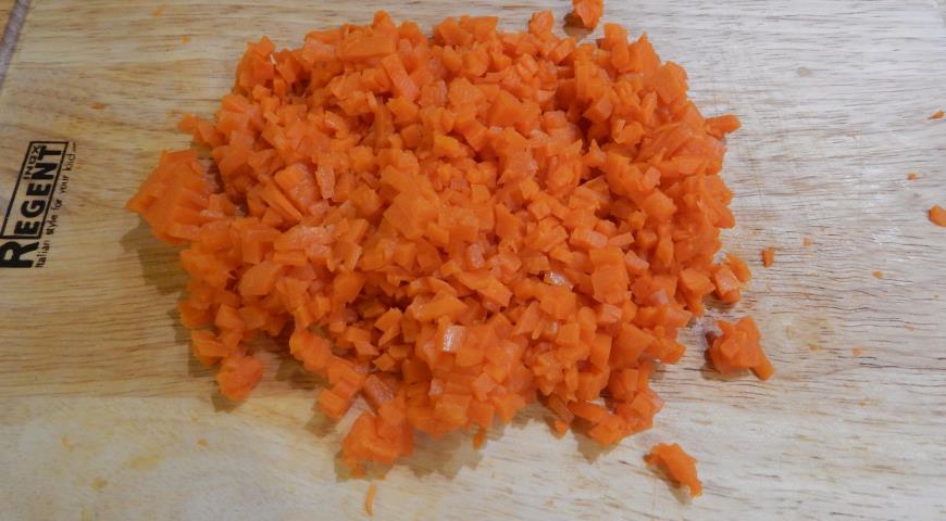 Мелко нарезать вареную морковь для салата