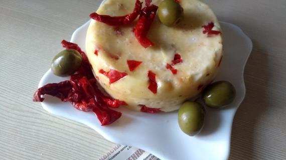 Сыр "Качотта" с вялеными помидорами