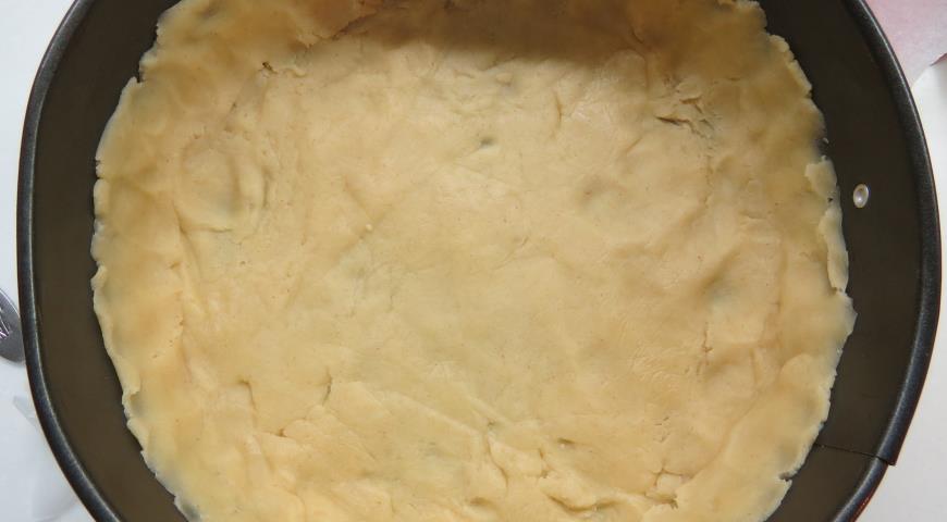 Раскатываем тесто для Американского пирога в форме