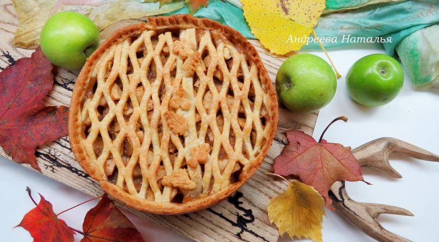 Выпекать Американский пирог с яблоками в духовке до готовности