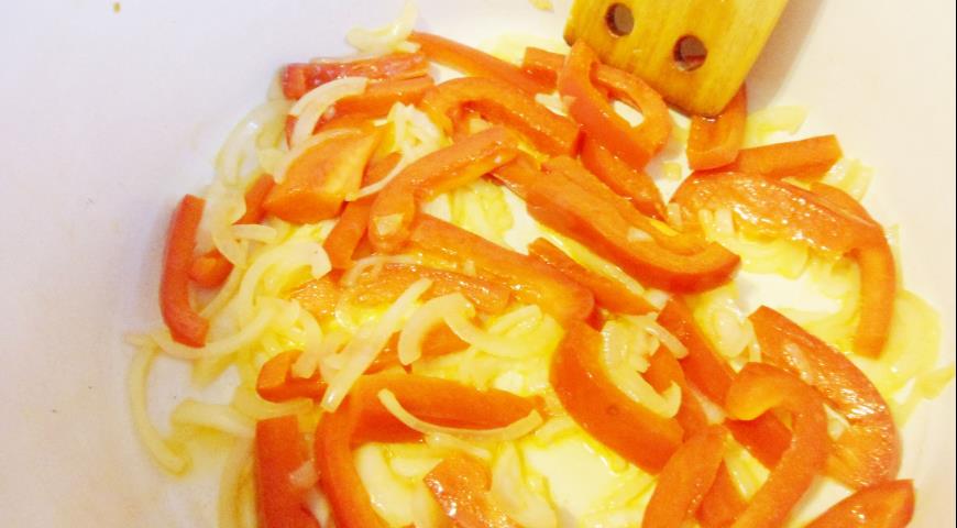 Обжаривать овощи для острого овощного супа с фрикадельками 5-7 минут 