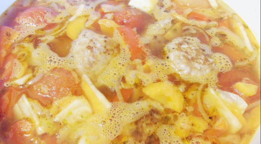 В бульон для супа добавить морковь, корень сельдерея, специи, соль и фрикадельки